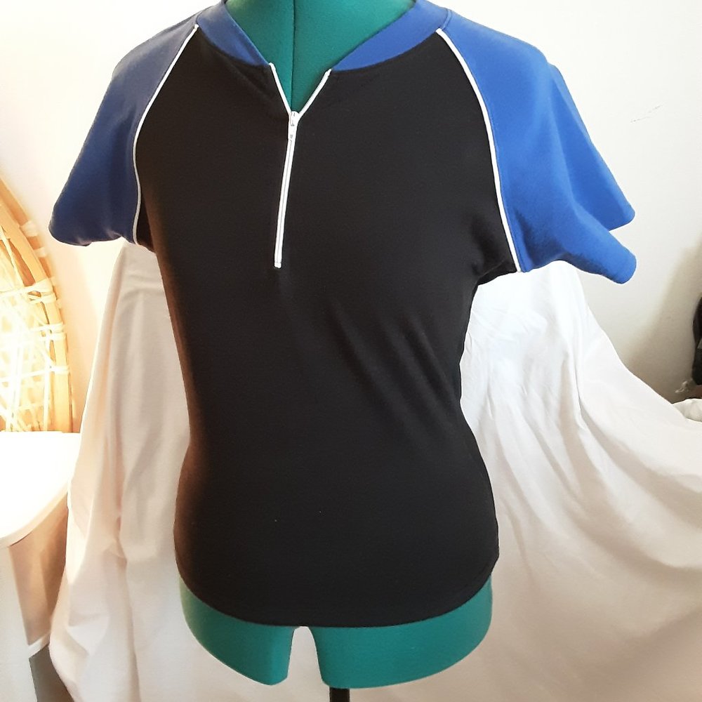 Women's bicycle shirt with back pockets